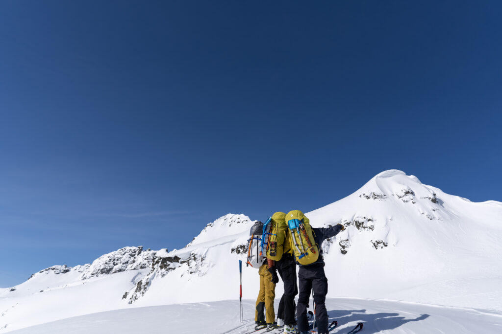 SIET guide teaching snowpack analysis during avalanche course